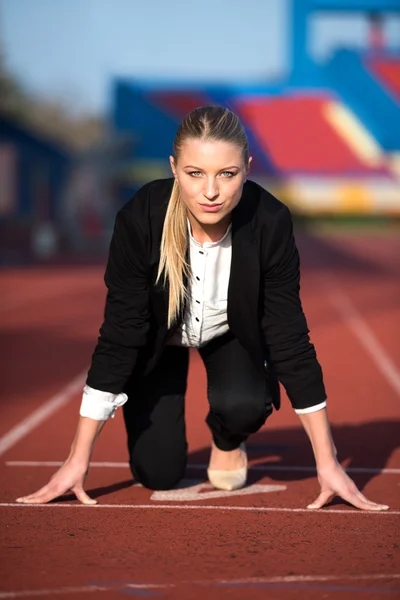 Business woman ready to sprint — Stock Photo, Image