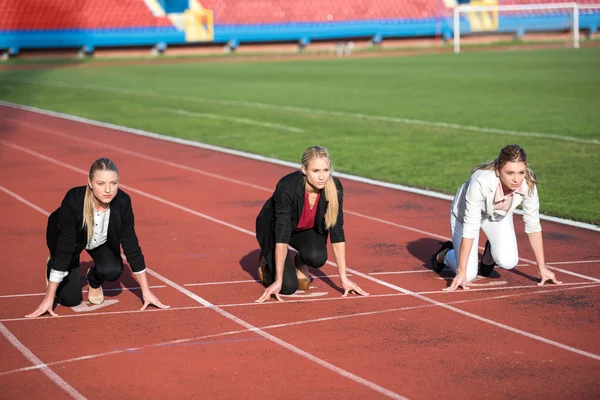 Mulheres de negócios em pista de corrida — Fotografia de Stock