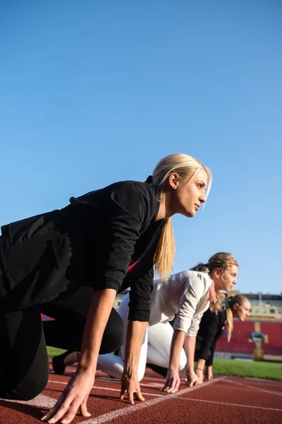 Mulheres de negócios em pista de corrida — Fotografia de Stock