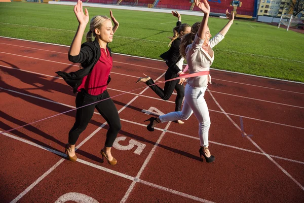 Mujeres de negocios corriendo en pista de carreras —  Fotos de Stock