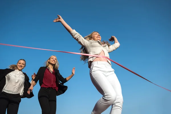 Geschäftsfrauen laufen auf Rennstrecke — Stockfoto