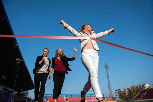 Geschäftsfrauen laufen auf Rennstrecke — Stockfoto