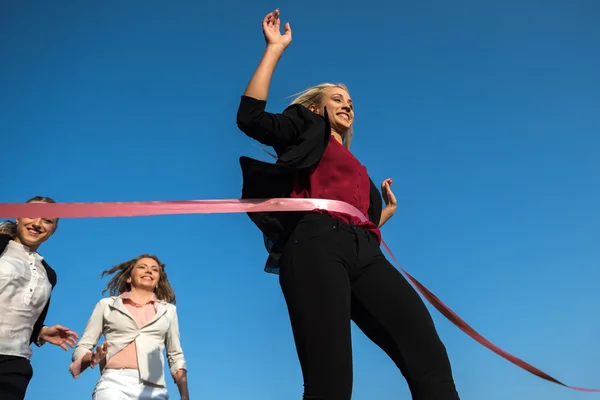 Geschäftsfrauen laufen auf Rennstrecke — Stockfoto