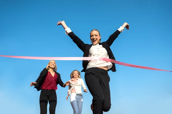 Femmes d'affaires en course sur piste de course — Photo