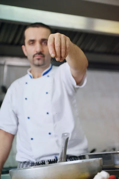 Шеф-кухар, роблячи салат — стокове фото