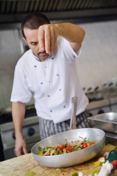 Chef macht Salat — Stockfoto