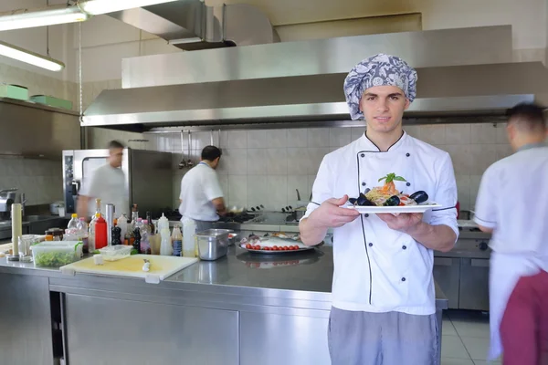 Chef avec salade de pâtes aux fruits de mer — Photo