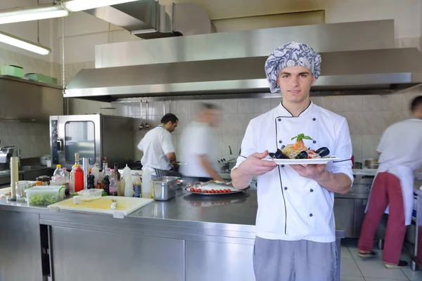 Chef con insalata di pasta di mare — Foto Stock