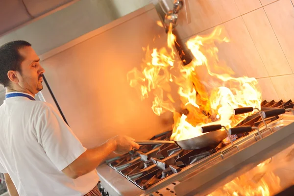 Kock matlagning på kök — Stockfoto