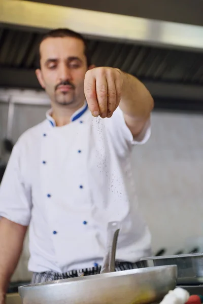 Chef fazendo salada — Fotografia de Stock