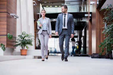 İş adamı ve yürüyen kadın