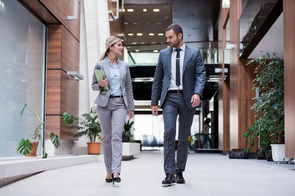 Hombre y mujer de negocios caminando — Foto de Stock