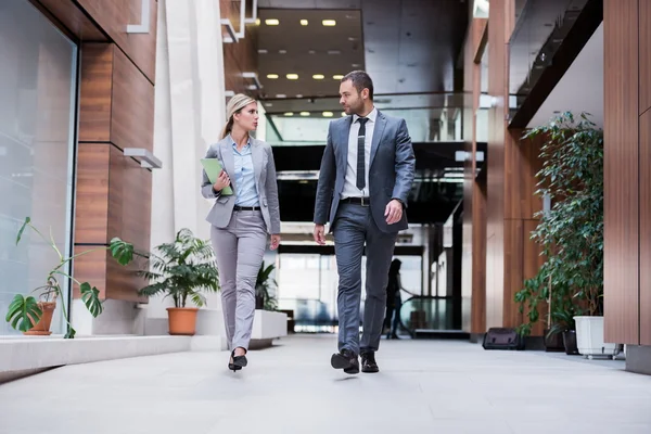 Hombre y mujer de negocios caminando — Foto de Stock