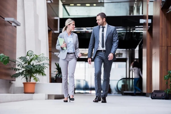 Business man en vrouw lopen — Stockfoto