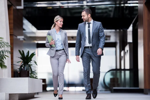Geschäftsmann und Frau zu Fuß — Stockfoto