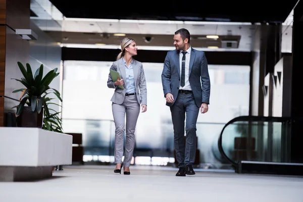 ビジネスの男性と歩いている女性 — ストック写真