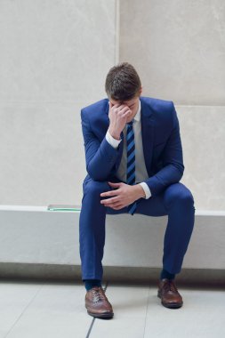 hayal kırıklığına uğramış genç iş adamı