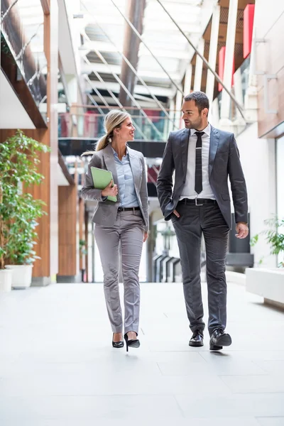 Business man en vrouw lopen — Stockfoto