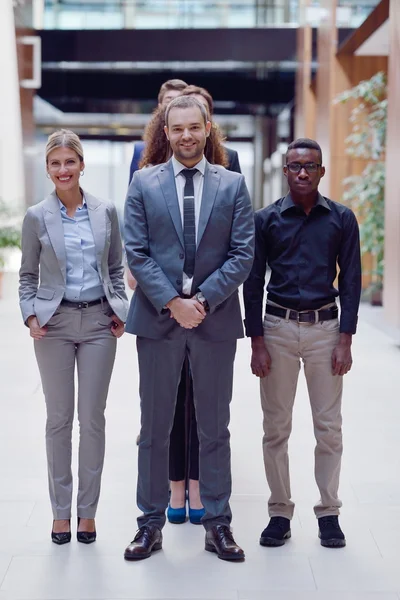 Команда молодых бизнесменов — стоковое фото
