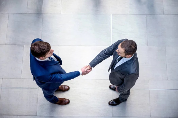 Young business people shaking hands — Stock Photo, Image