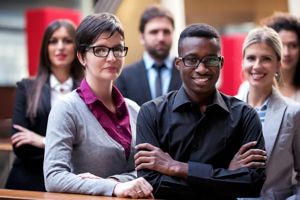 Équipe de jeunes entrepreneurs — Photo