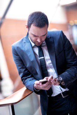 Telefonu olan bir iş adamı.