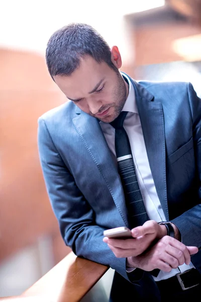 Uomo d'affari con telefono — Foto Stock