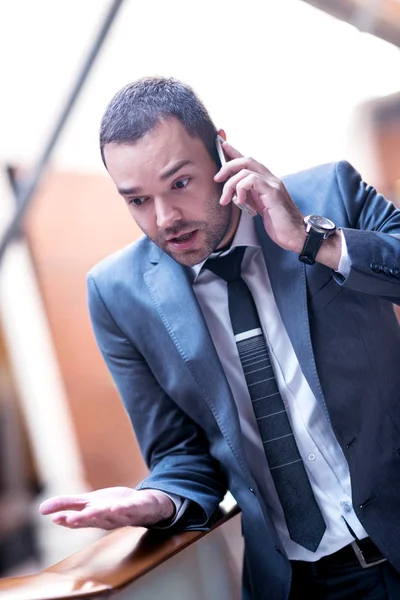 Homem de negócios falando ao telefone — Fotografia de Stock