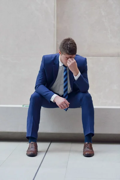 Frustrato giovane uomo d'affari — Foto Stock