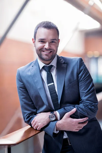 Hombre de negocios en la oficina — Foto de Stock