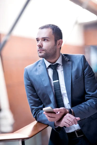 Geschäftsmann mit Telefon — Stockfoto