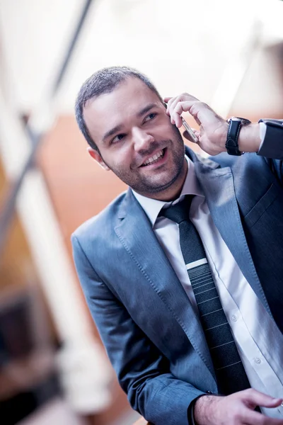 Hombre de negocios hablando por teléfono — Foto de Stock