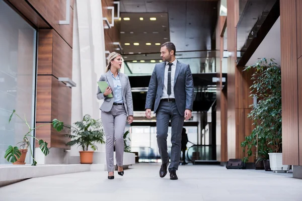 Dois empresários homem e mulher — Fotografia de Stock