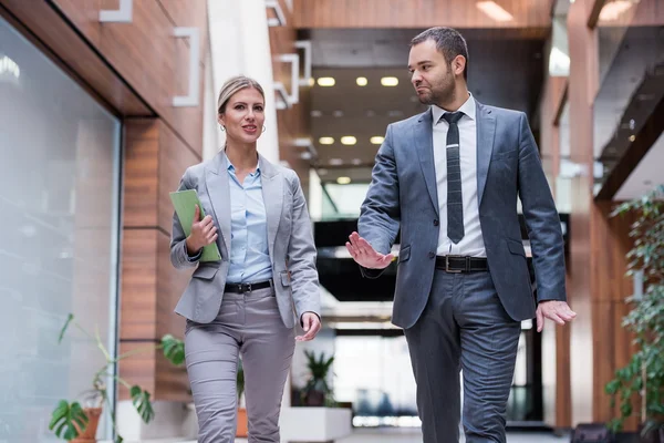 Dois empresários homem e mulher — Fotografia de Stock