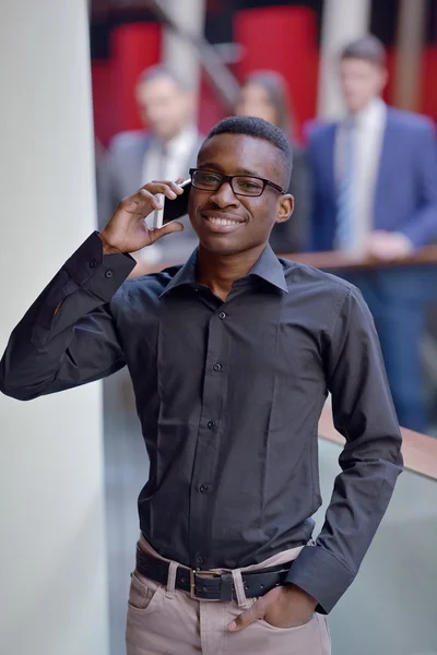 Jeune homme d'affaires avec téléphone — Photo