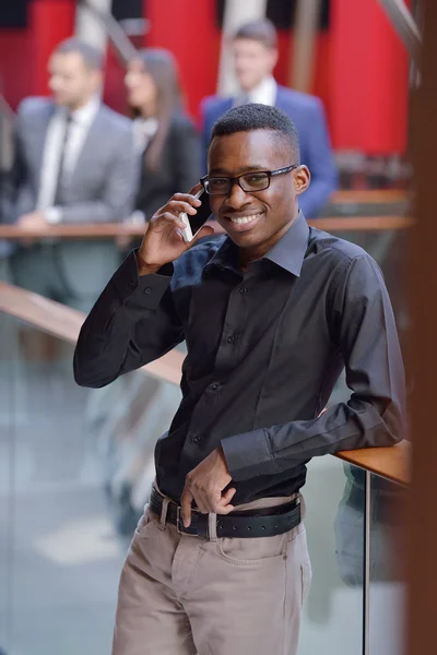Jeune homme d'affaires avec téléphone — Photo