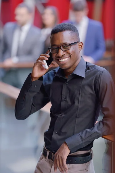 Jonge zakenman met telefoon — Stockfoto