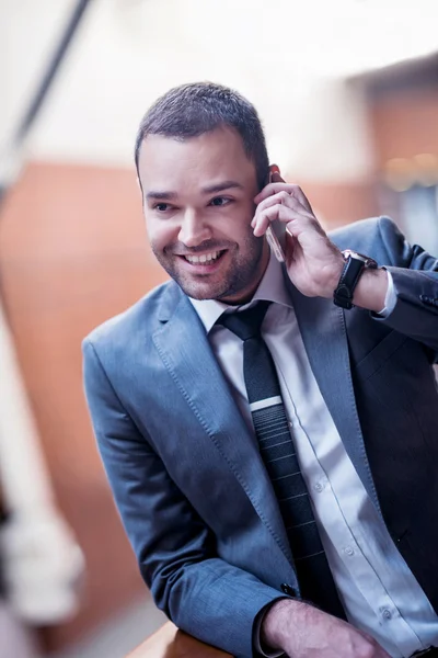 Homem de negócios falando ao telefone — Fotografia de Stock