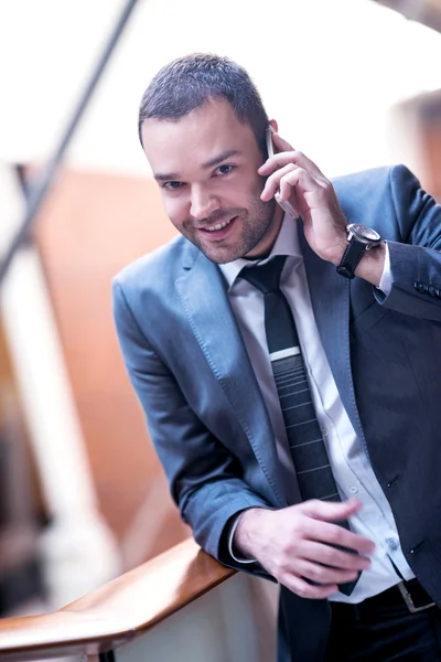 Hombre de negocios hablando por teléfono —  Fotos de Stock