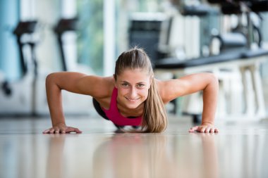 Isınma ve bazı yapıyor çok güzel sarışın kadın push up vasıl jimnastik salonu