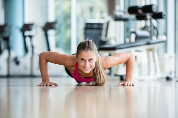 Woman warming up and doing some push ups — Stock Photo, Image