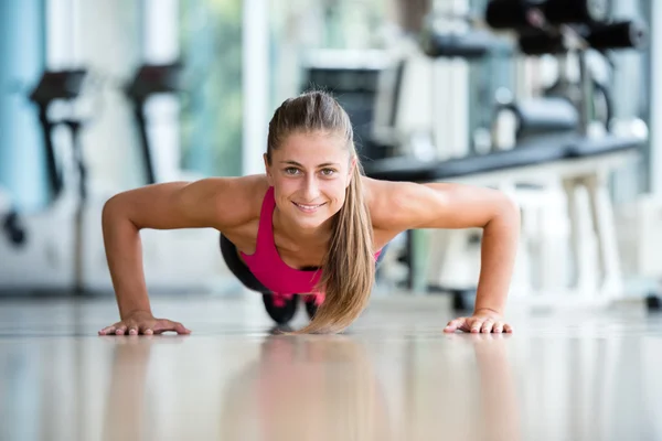 Vrouw warming-up en doen sommige push-ups — Stockfoto