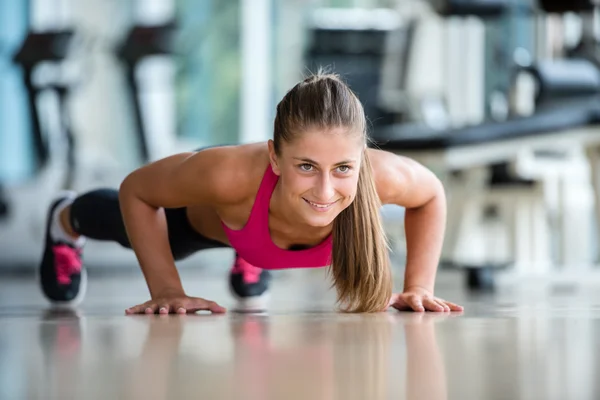 Splendida Donna Bionda Che Riscalda Alcune Flessioni Palestra — Foto Stock