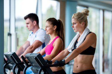 Spor salonunda treadmill egzersiz arkadaşlar