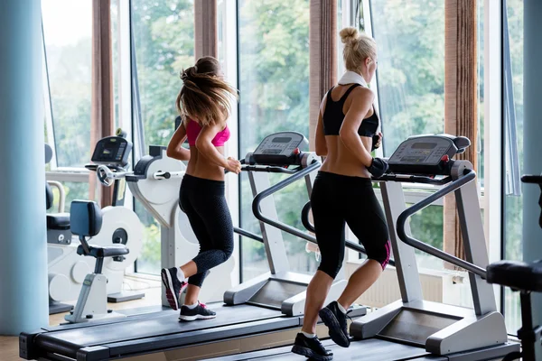 Spor salonunda treadmill egzersiz arkadaşlar — Stok fotoğraf