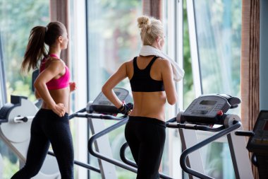 Spor salonunda treadmill egzersiz arkadaşlar