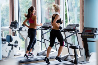 Spor salonunda treadmill egzersiz arkadaşlar