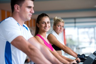 Spor salonunda treadmill egzersiz arkadaşlar