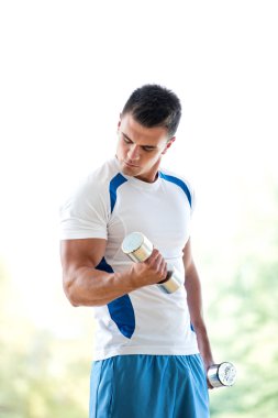 Adam egzersiz ağırlıkları ile