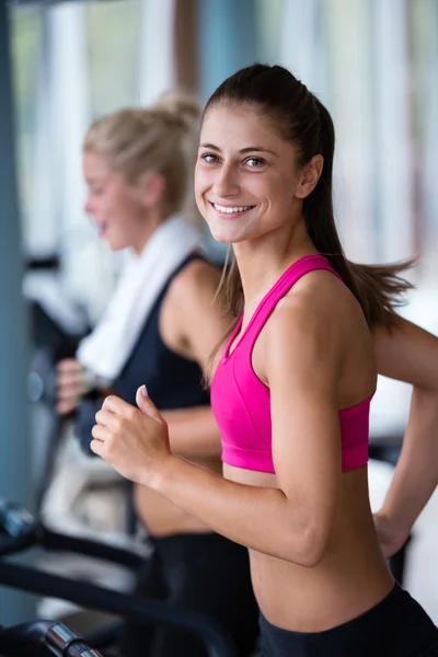 Freunde trainieren im Fitnessstudio auf einem Laufband — Stockfoto